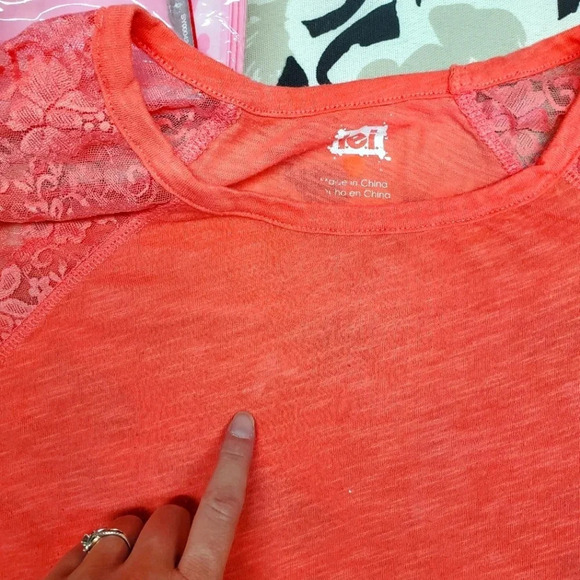 LEI | Lace Shoulder Long Sleeve Top in Coral sz XL - Picture 5 of 6